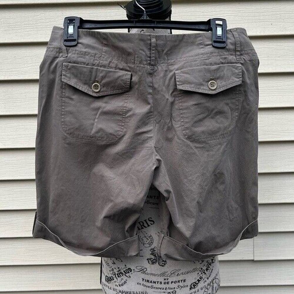Theory green mid rise Bermuda cuffed shorts with pockets - Picture 2 of 10